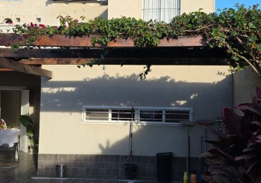 Amplia casa c/pileta Z/M David y Parera 